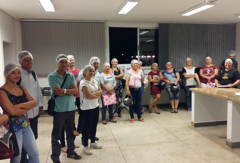 Calouros do curso técnico em Alimentos em um dos laboratórios que vão utilizar em suas aulas